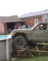 すがすがしいほどのおバカ動画「JEEP VS POOL !!!!」