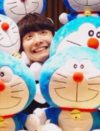 星野源、『ドラえもん』ぬいぐるみに埋もれる姿が「可愛いすぎる！」とファン大歓喜