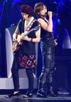 Kinki Kids・堂本剛、オカメインコに興味津々!?　「かわいい！」と井上芳雄のペットに反応