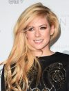 「アヴリル・ラヴィーンは死んでおり、今の彼女は影武者」という陰謀論を本人が否定する最中、音声に異変が……