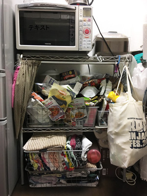 汚部屋にジャニーズ・Jリーググッズが埋もれる37歳」片付けを