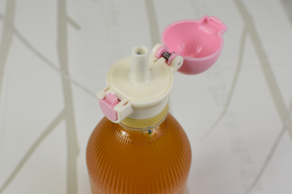 ダイソーの「ペットボトルキャップ ストロータイプ」ワンタッチでフタが開く！の画像5