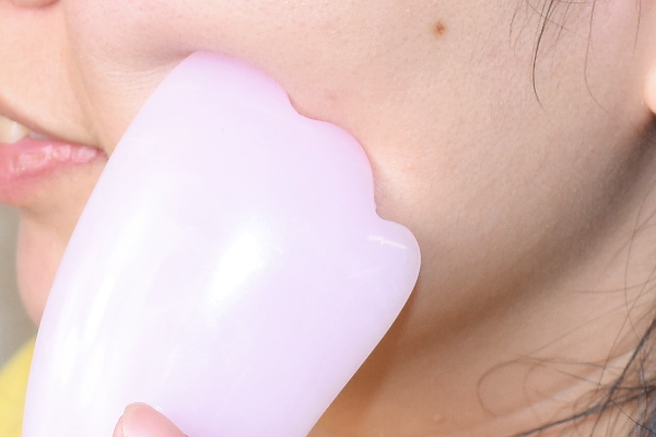 【100均ずぼらシュラン】ダイソー「かっさプレート」古来より中国で伝わる美容法!? 手軽にフェイシャルケアができちゃうの画像4