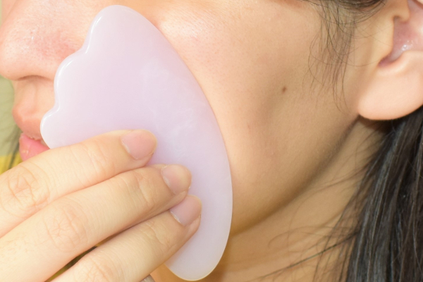 【100均ずぼらシュラン】ダイソー「かっさプレート」古来より中国で伝わる美容法!? 手軽にフェイシャルケアができちゃうの画像5