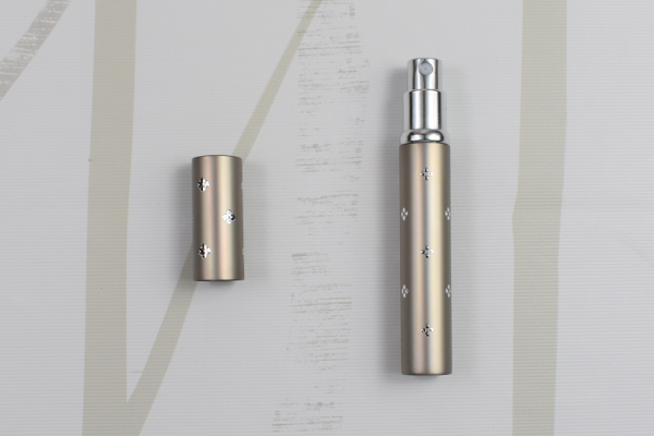 【100均ずぼらシュラン】ダイソー「フラワーストーン付 香水スプレー容器」キラキラ感がキュートすぎ！の画像4