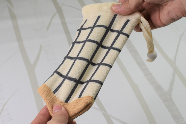 【100均ずぼらシュラン】ダイソー「のびるニットボトルホルダー」靴下みたいなデザインがツボ？の画像4