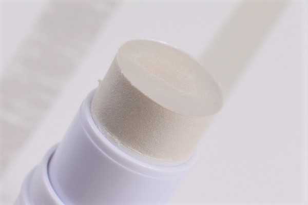 【100均ずぼらシュラン】ダイソー「ハイライタースティック 01」100均コスメで立体的なツヤ肌ゲット!? スティック型が使いやすいの画像6