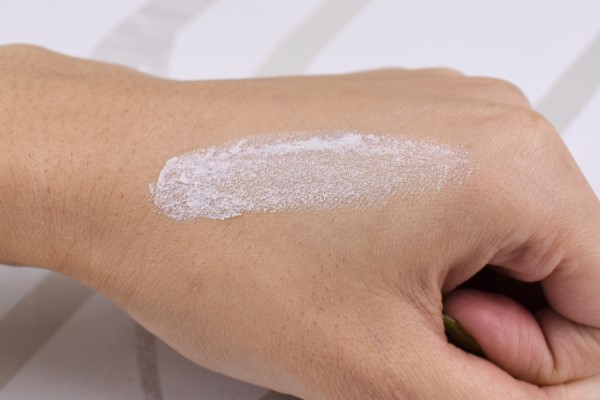 【100均ずぼらシュラン】ダイソー「ハイライタースティック 01」100均コスメで立体的なツヤ肌ゲット!? スティック型が使いやすいの画像7