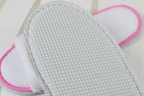 【100均ずぼらシュラン】ダイソー「湯上がりスリッパ」は肌触り抜群で、お風呂上がりが快適に！の画像6