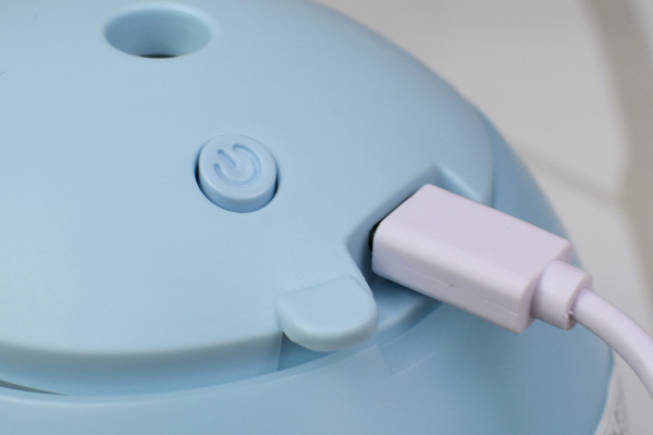 【100均ずぼらシュラン】ダイソー「ミニ加湿器（くじら）」デスクの上でつぶらな瞳が見つめてくる！の画像6