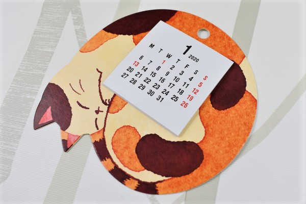 【100均ずぼらシュラン】ダイソー「ダイカットミニカレンダー（まんまる猫）」2020年はこの子に決めた！の画像2