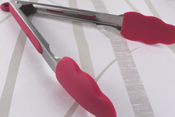 【100均ずぼらシュラン】ダイソー「シリコントング」すべりにくいから脂っこい料理におすすめ！の画像1