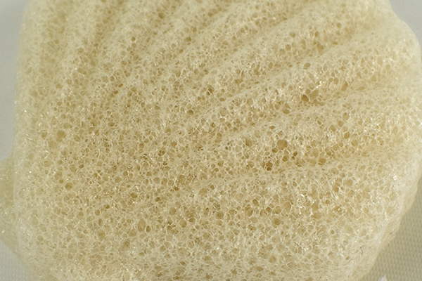 【100均ずぼらシュラン】ダイソー「こんにゃくパフ シェル」カチカチが水に濡らすとふわふわに！の画像4