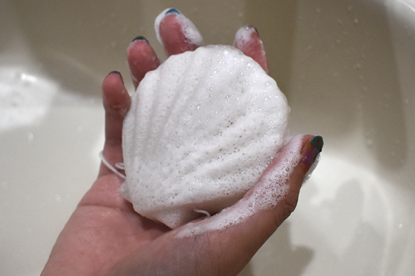 【100均ずぼらシュラン】ダイソー「こんにゃくパフ シェル」カチカチが水に濡らすとふわふわに！の画像5