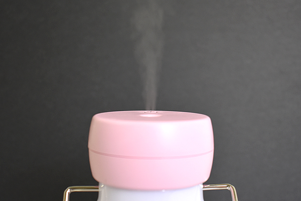 【100均ずぼらシュラン】ダイソー「ミニ加湿器（ミルク瓶型）」乾燥対策しながらロマンチックな気分に!?の画像6