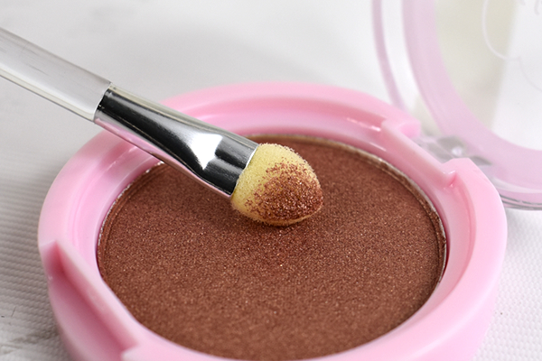 【100均ずぼらシュラン】ダイソー「It girl アイシャドウ 夢のダンス／思わせぶり」サラサラの塗り心地に感動！の画像6