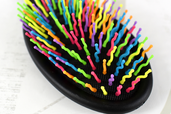 【100均ずぼらシュラン】ダイソー「カラーピンクッションブラシ」奇抜な見た目とは裏腹に超優秀！の画像7