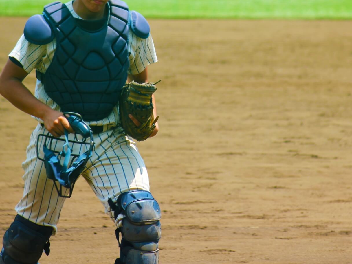 高校野球パーツ・タイムアウトでピッチャーを励ました後にマウンドから戻るキャッチャー