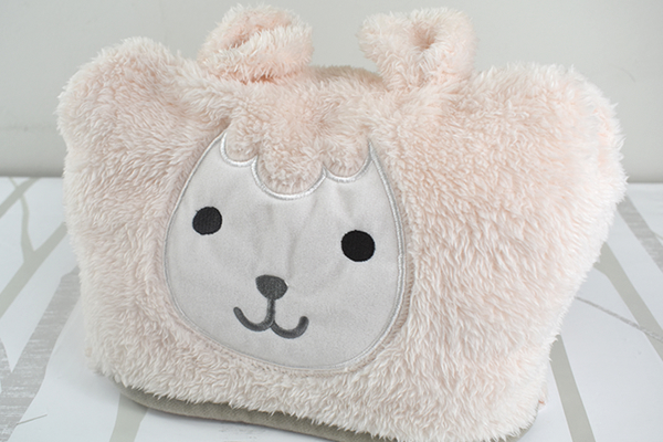 【100均ずぼらシュラン】ダイソー「ポケットインブランケット」ポンチョやクッションにもなって温まるの画像1