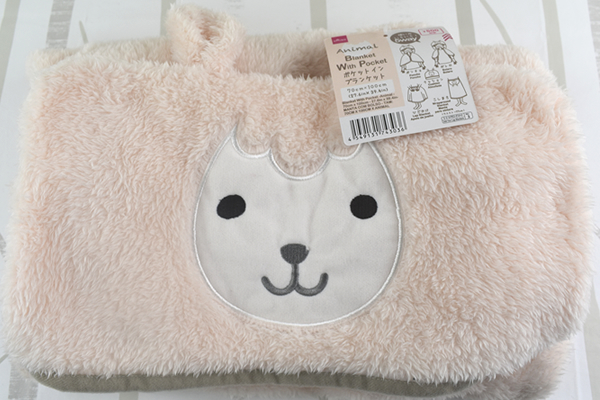 【100均ずぼらシュラン】ダイソー「ポケットインブランケット」ポンチョやクッションにもなって温まるの画像2