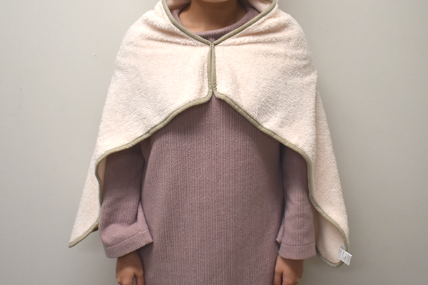 【100均ずぼらシュラン】ダイソー「ポケットインブランケット」ポンチョやクッションにもなって温まるの画像6