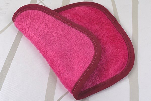 【100均ずぼらシュラン】ダイソー「クレンジングタオル」水だけで化粧が落ちるか効力を検証！の画像1