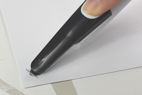 【100均ずぼらシュラン】ダイソー「カッター＆ホッチキス針とり」はオフィスの必需品？の画像5