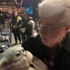 G・ルーカス、ベビー・ヨーダの“抱っこ写真”に「孫を抱くおじいちゃんみたい！」とファン歓喜　