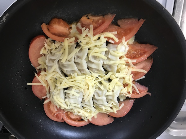 料理研究家・ぼく「トマチー餃子」、冷凍餃子のアレンジレシピがホントに簡単！の画像1