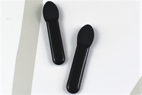 【100均ずぼらシュラン】ダイソーコスメ「UG ミニアイシャドウチップセット」肌触り優しくコスパ最強！の画像3