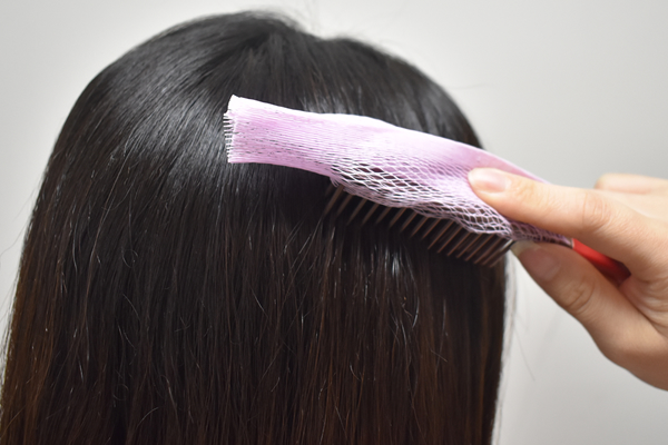 【100均ずぼらシュラン】ダイソー「髪の毛・ホコリがまとめてとれる！ ブラシケアネット」掃除が簡単でコスパ最高！の画像6