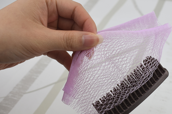 【100均ずぼらシュラン】ダイソー「髪の毛・ホコリがまとめてとれる！ ブラシケアネット」掃除が簡単でコスパ最高！の画像7