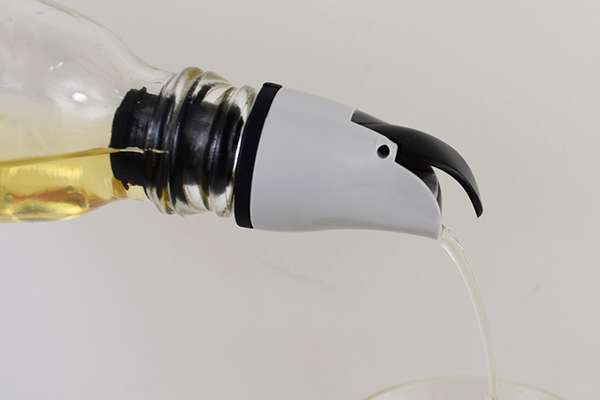 【100均ずぼらシュラン】ダイソー「ボトルキャップ」でキャップの開け閉めが面倒な悩み、即解決！の画像6