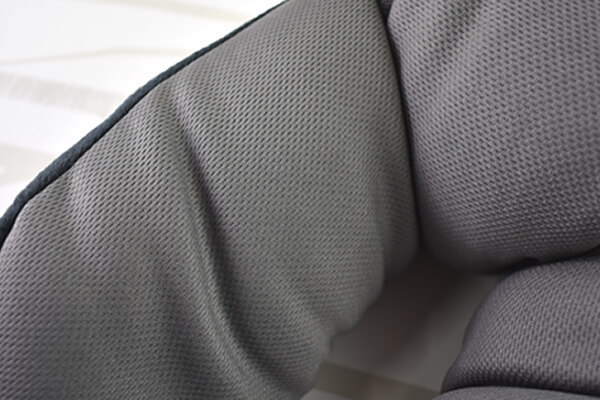 【100均ずぼらシュラン】ダイソー「ネックピロー 2WAY・ビーズタイプ」は長時間でも着けてることを忘れるレベルの画像3