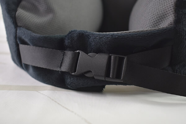 【100均ずぼらシュラン】ダイソー「ネックピロー 2WAY・ビーズタイプ」は長時間でも着けてることを忘れるレベルの画像4