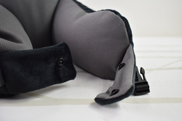 【100均ずぼらシュラン】ダイソー「ネックピロー 2WAY・ビーズタイプ」は長時間でも着けてることを忘れるレベルの画像5