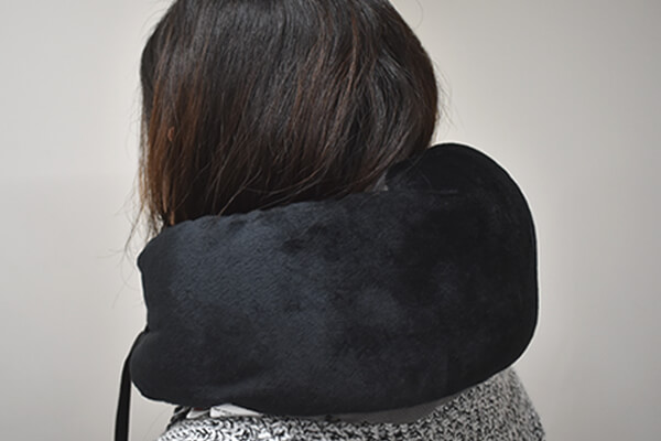 【100均ずぼらシュラン】ダイソー「ネックピロー 2WAY・ビーズタイプ」は長時間でも着けてることを忘れるレベルの画像6