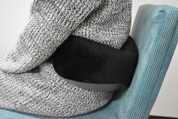 【100均ずぼらシュラン】ダイソー「ネックピロー 2WAY・ビーズタイプ」は長時間でも着けてることを忘れるレベルの画像7