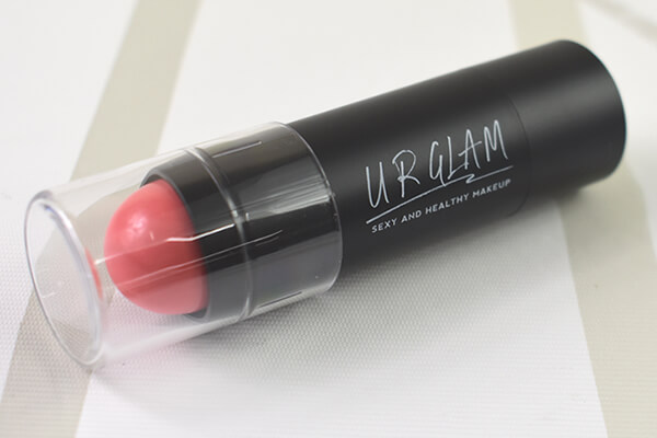 【100均ずぼらシュラン】ダイソーコスメ「UG スティックチーク PK-1」ひと塗りでお直しOK、完璧メイクをキープの画像1