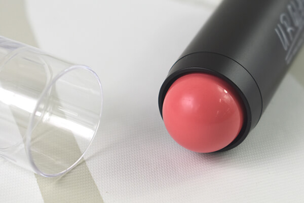 【100均ずぼらシュラン】ダイソーコスメ「UG スティックチーク PK-1」ひと塗りでお直しOK、完璧メイクをキープの画像4