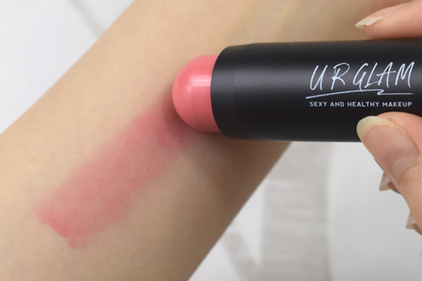 【100均ずぼらシュラン】ダイソーコスメ「UG スティックチーク PK-1」ひと塗りでお直しOK、完璧メイクをキープの画像6