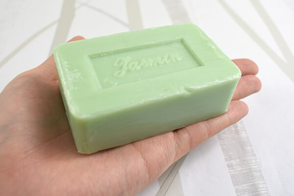 【100均ずぼらシュラン】ダイソー「マルセイユソープ ハニー/ジャスミン」王家の石鹸が本当に100円!?の画像2