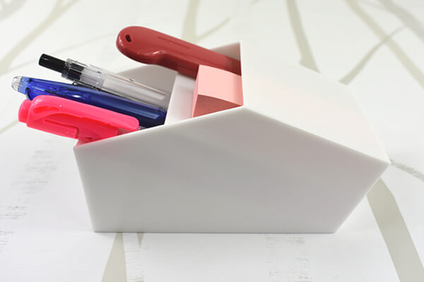 【100均ずぼらシュラン】ダイソー「モニター下ペンスタンド」を使えば空きスペースが収納場所に早変わり！の画像3