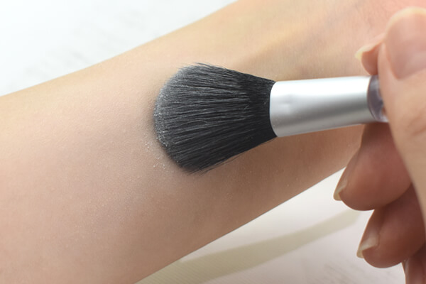 【100均ずぼらシュラン】ダイソーコスメ「UG オイルコントロールパウダー WT」でテカテカ肌とさよならして透明感のある肌にの画像5