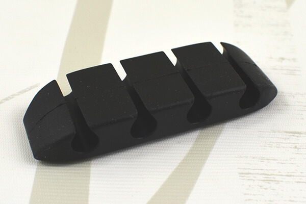 【100均ずぼらシュラン】ダイソー「ケーブルクリップ（4本固定型）」にコードだらけのデスク周りはお任せ！の画像3