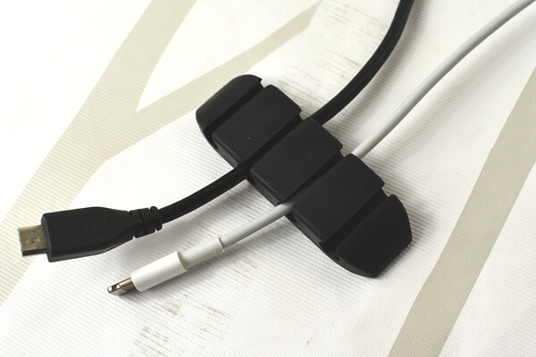 【100均ずぼらシュラン】ダイソー「ケーブルクリップ（4本固定型）」にコードだらけのデスク周りはお任せ！の画像6