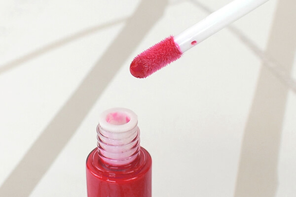 【100均ずぼらシュラン】ダイソーの人気コスメ「BKTグロス（チップ） レッド」でぷっくり唇にかわいく変身の画像4