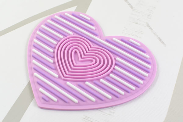 【100均ずぼらシュラン】ダイソー「化粧ブラシクリーナー」優しいカラーのハート型で夢かわすぎるデザインの画像1