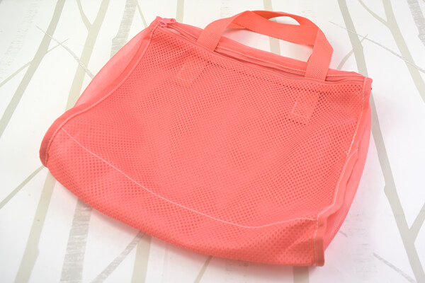 【100均ずぼらシュラン】ダイソー「旅行に使える！ 3WAYメッシュバッグ」そのまま洗濯できてズボラ女子に優しすぎる……の画像1