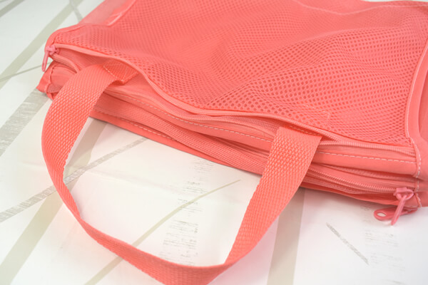 【100均ずぼらシュラン】ダイソー「旅行に使える！ 3WAYメッシュバッグ」そのまま洗濯できてズボラ女子に優しすぎる……の画像3